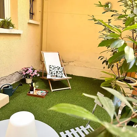 Beau Et Sa Terrasse Quartier Historique * Μουλέν