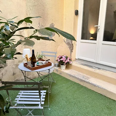 Beau Et Sa Terrasse Quartier Historique * Μουλέν
